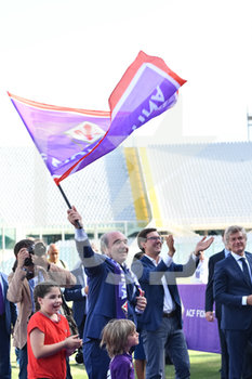 2019-06-07 - Rocco Commisso con la bandiera della Fiorentina - PRESENTAZIONE NUOVO PROPRIETARIO DELLA FIORENTINA - ROCCO COMMISSO - ITALIAN SERIE A - SOCCER